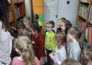 dzieci zwiedzają szkolną bibliotekę